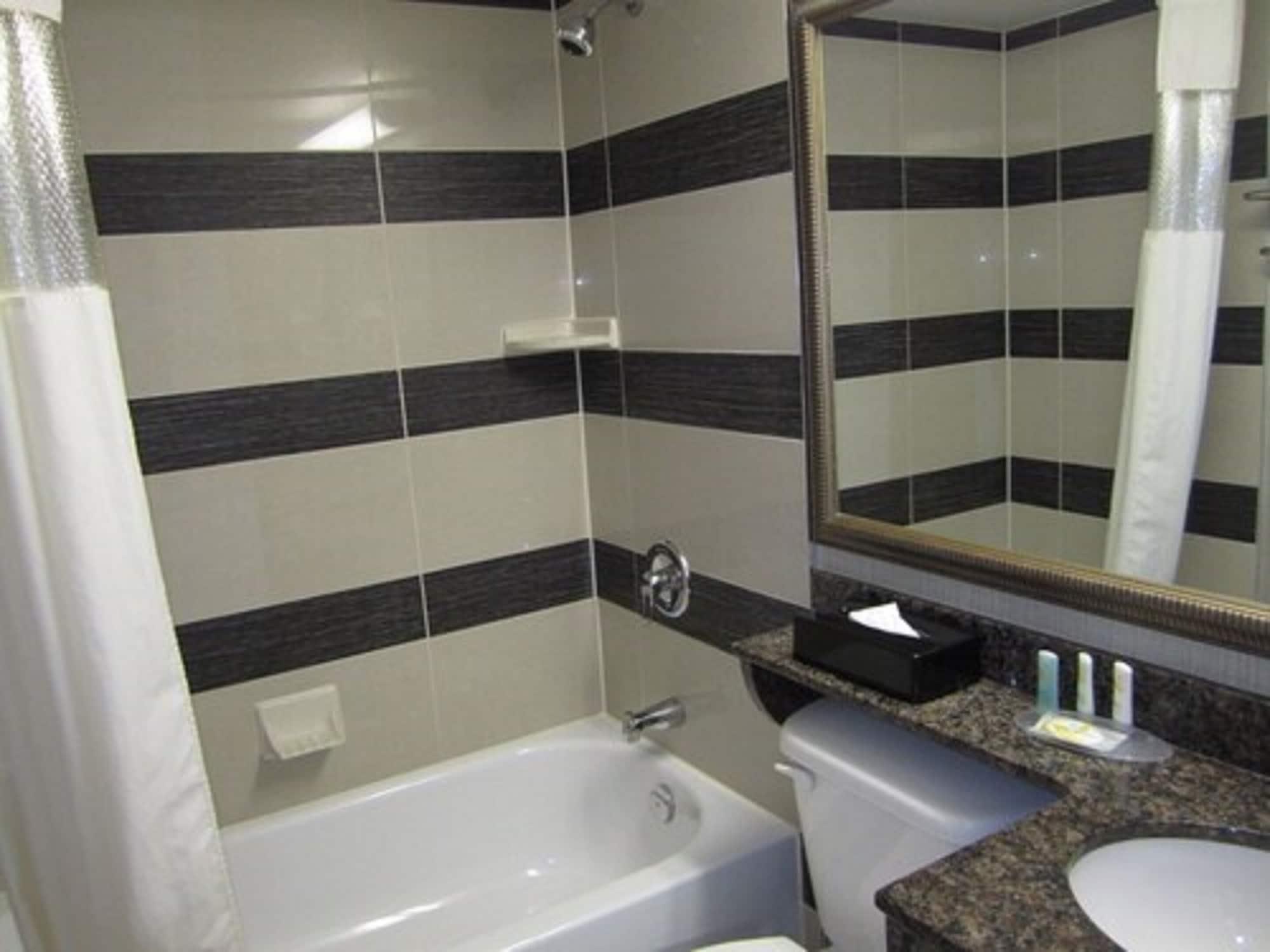 คอมฟอร์ต สวีตส์ ดาวน์ทาวน์ Hotel มอนทรีอัล ภายนอก รูปภาพ