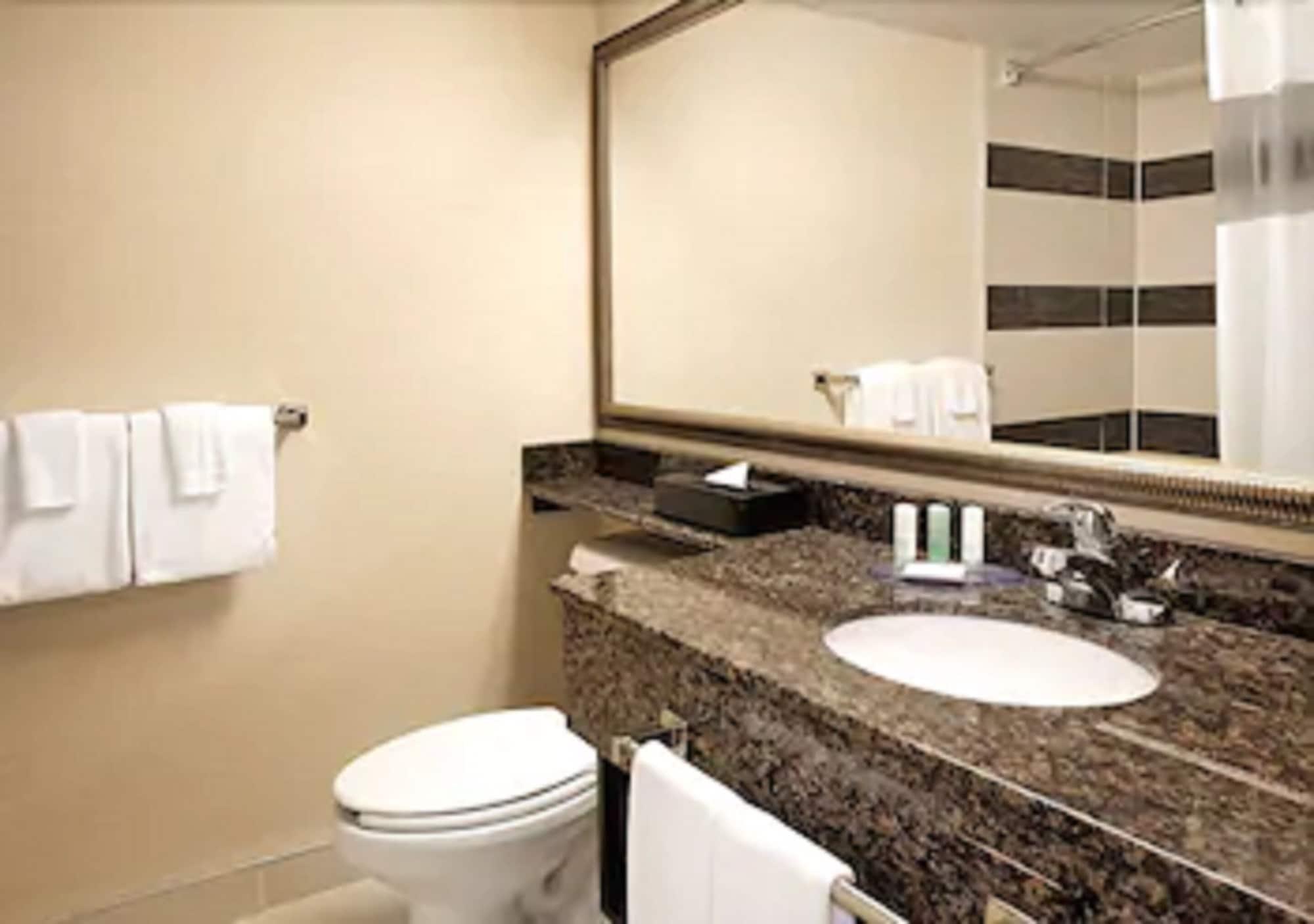 คอมฟอร์ต สวีตส์ ดาวน์ทาวน์ Hotel มอนทรีอัล ภายนอก รูปภาพ