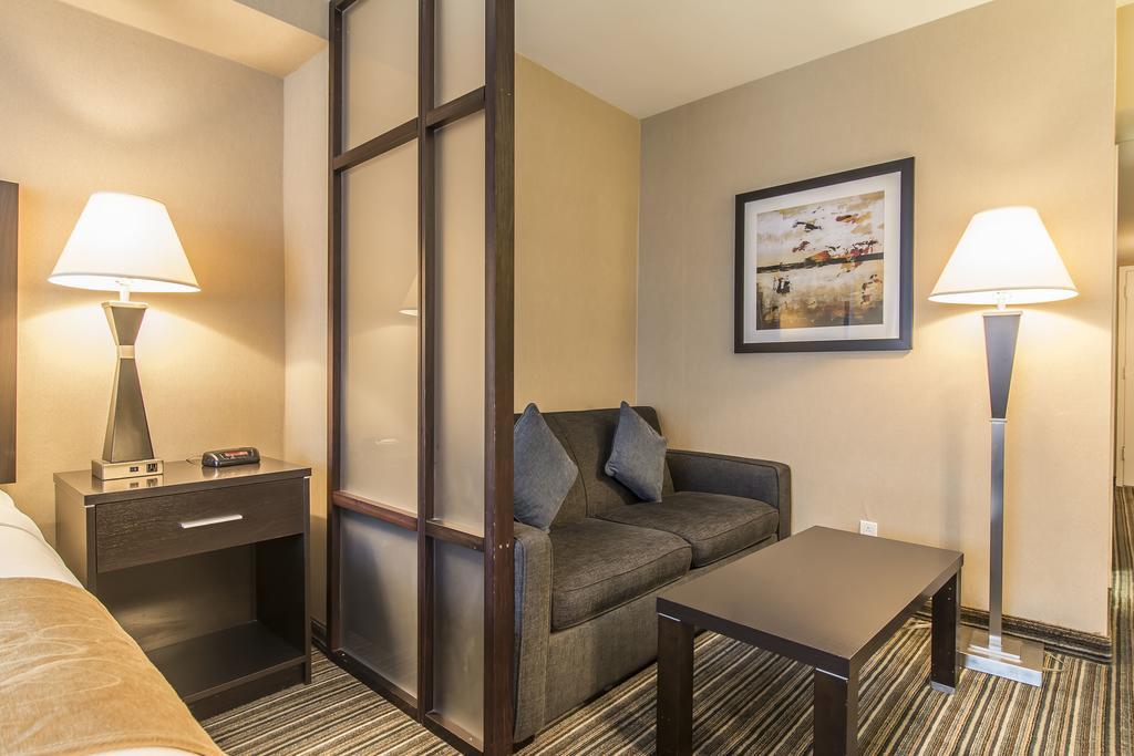 คอมฟอร์ต สวีตส์ ดาวน์ทาวน์ Hotel มอนทรีอัล ภายนอก รูปภาพ