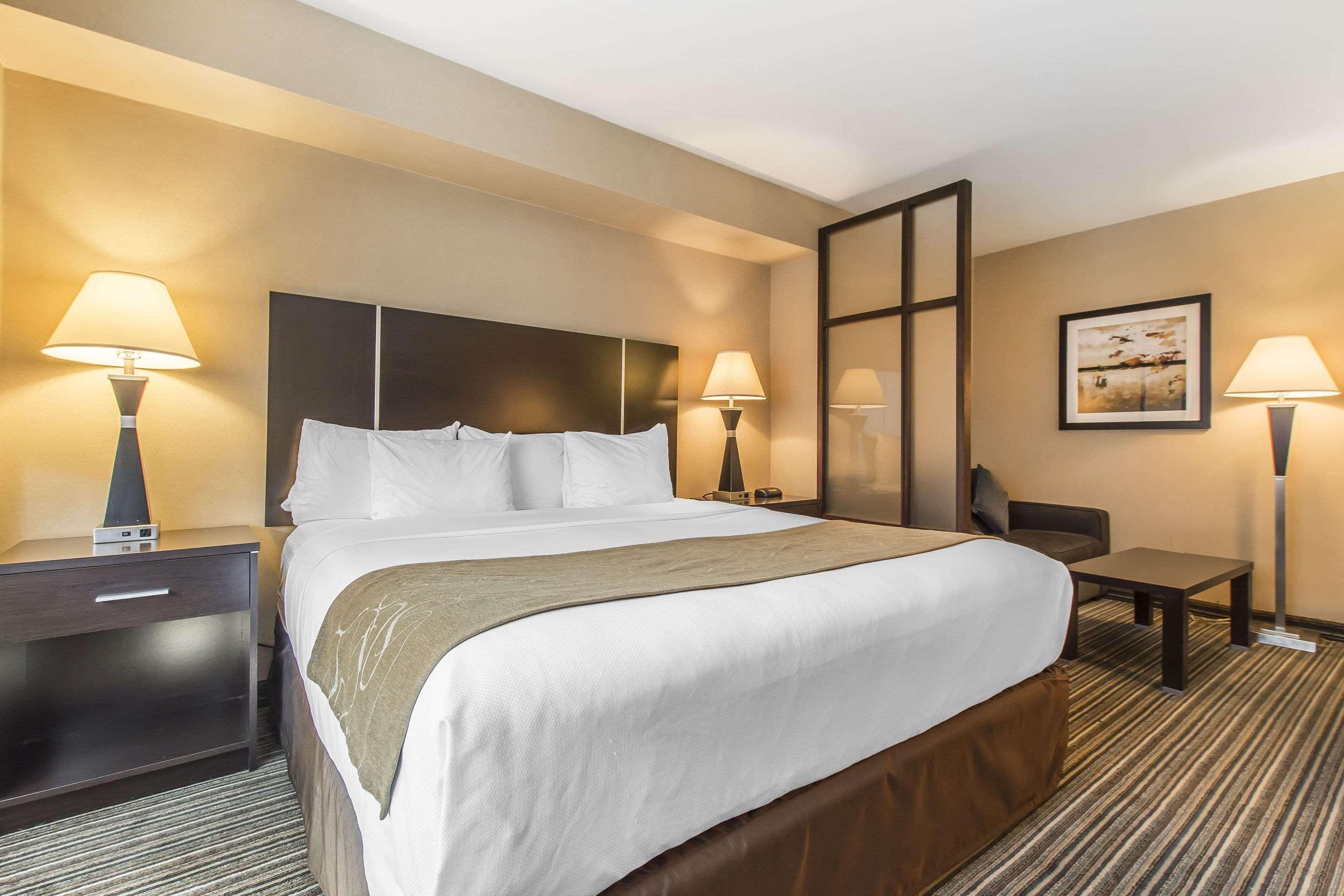คอมฟอร์ต สวีตส์ ดาวน์ทาวน์ Hotel มอนทรีอัล ภายนอก รูปภาพ