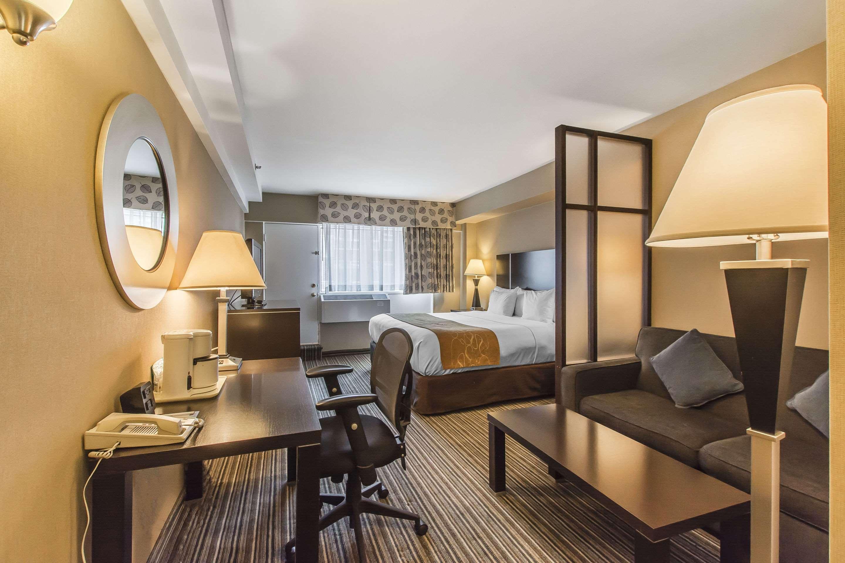 คอมฟอร์ต สวีตส์ ดาวน์ทาวน์ Hotel มอนทรีอัล ภายนอก รูปภาพ