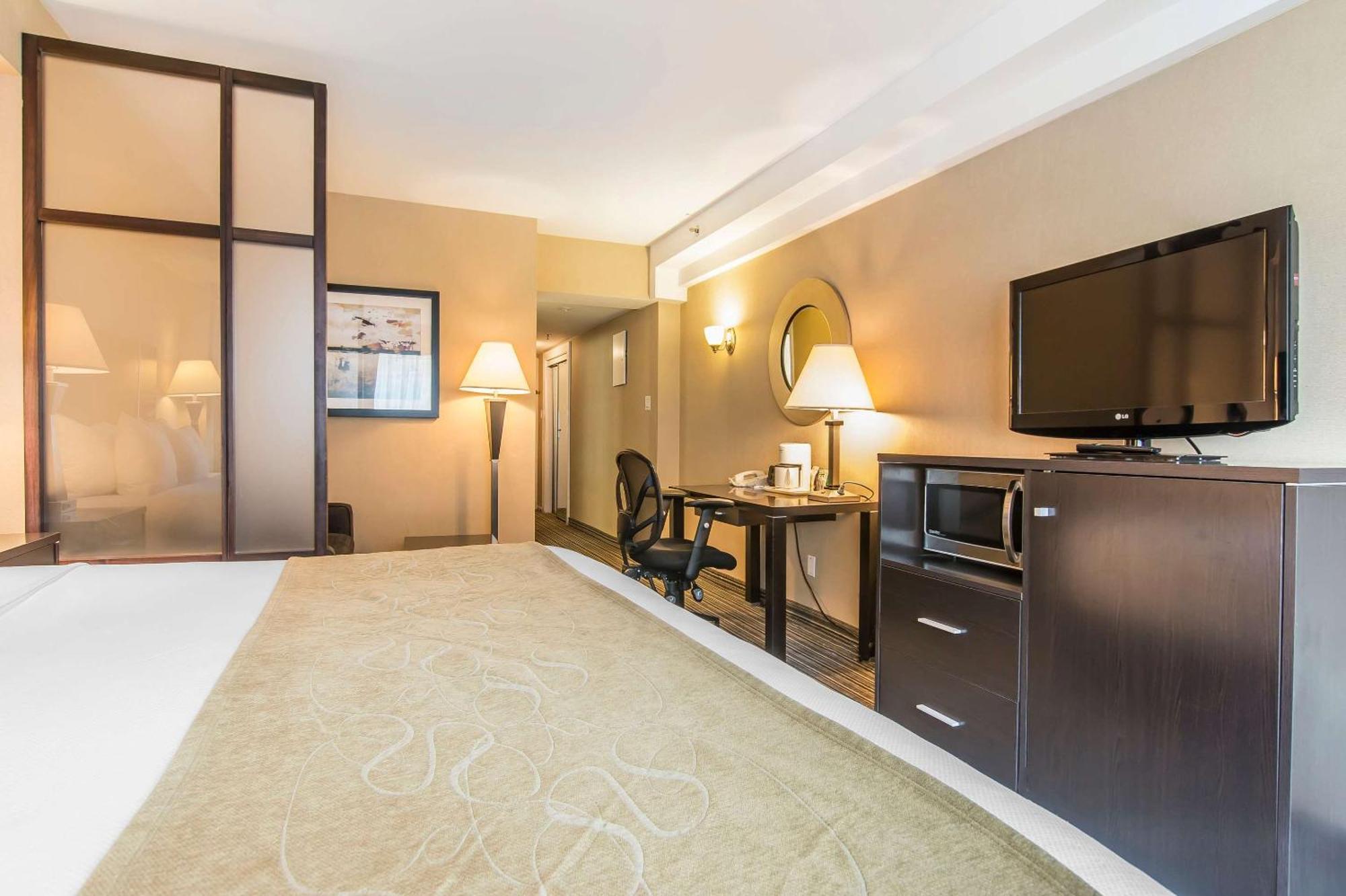 คอมฟอร์ต สวีตส์ ดาวน์ทาวน์ Hotel มอนทรีอัล ภายนอก รูปภาพ