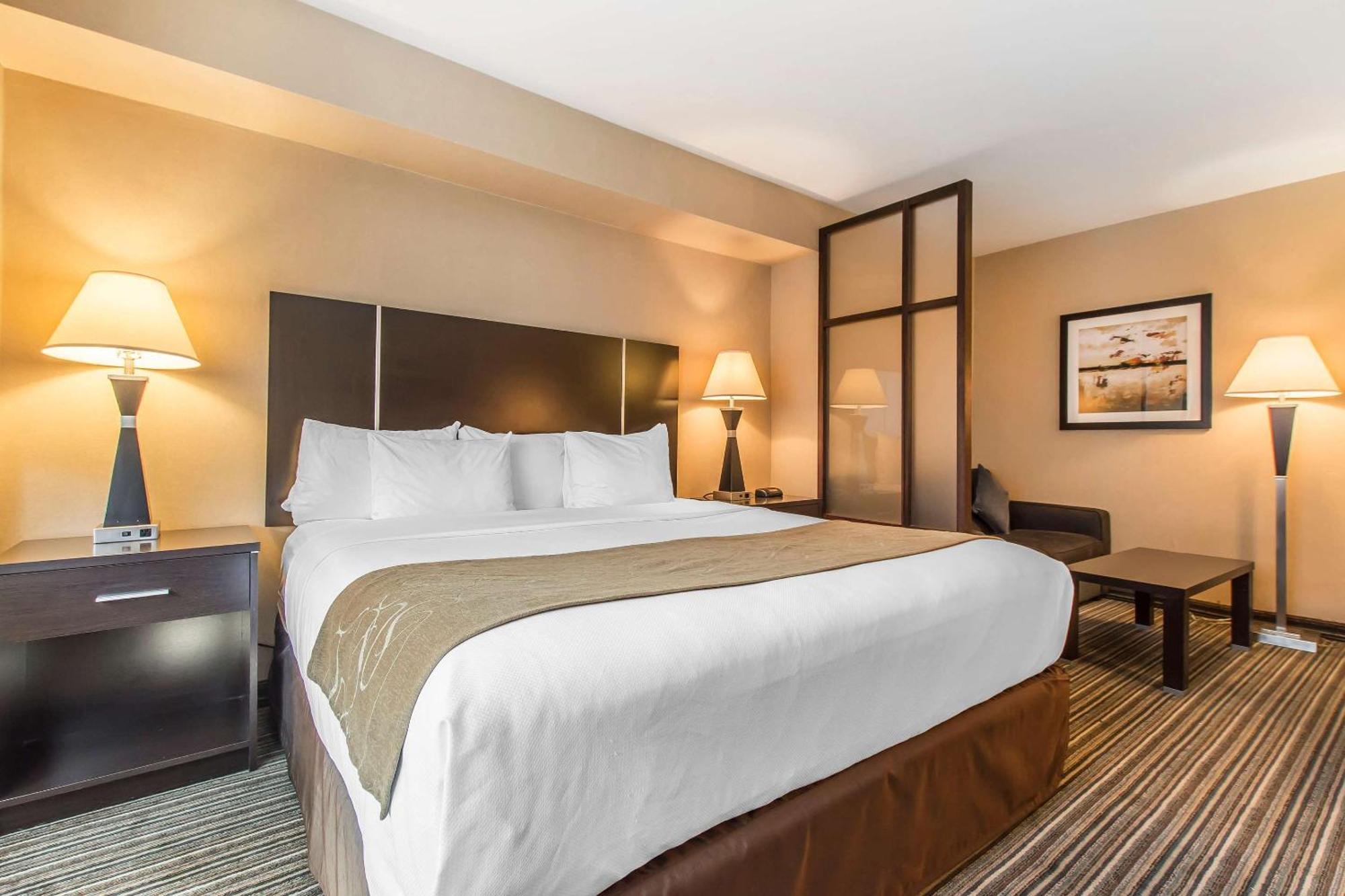 คอมฟอร์ต สวีตส์ ดาวน์ทาวน์ Hotel มอนทรีอัล ภายนอก รูปภาพ