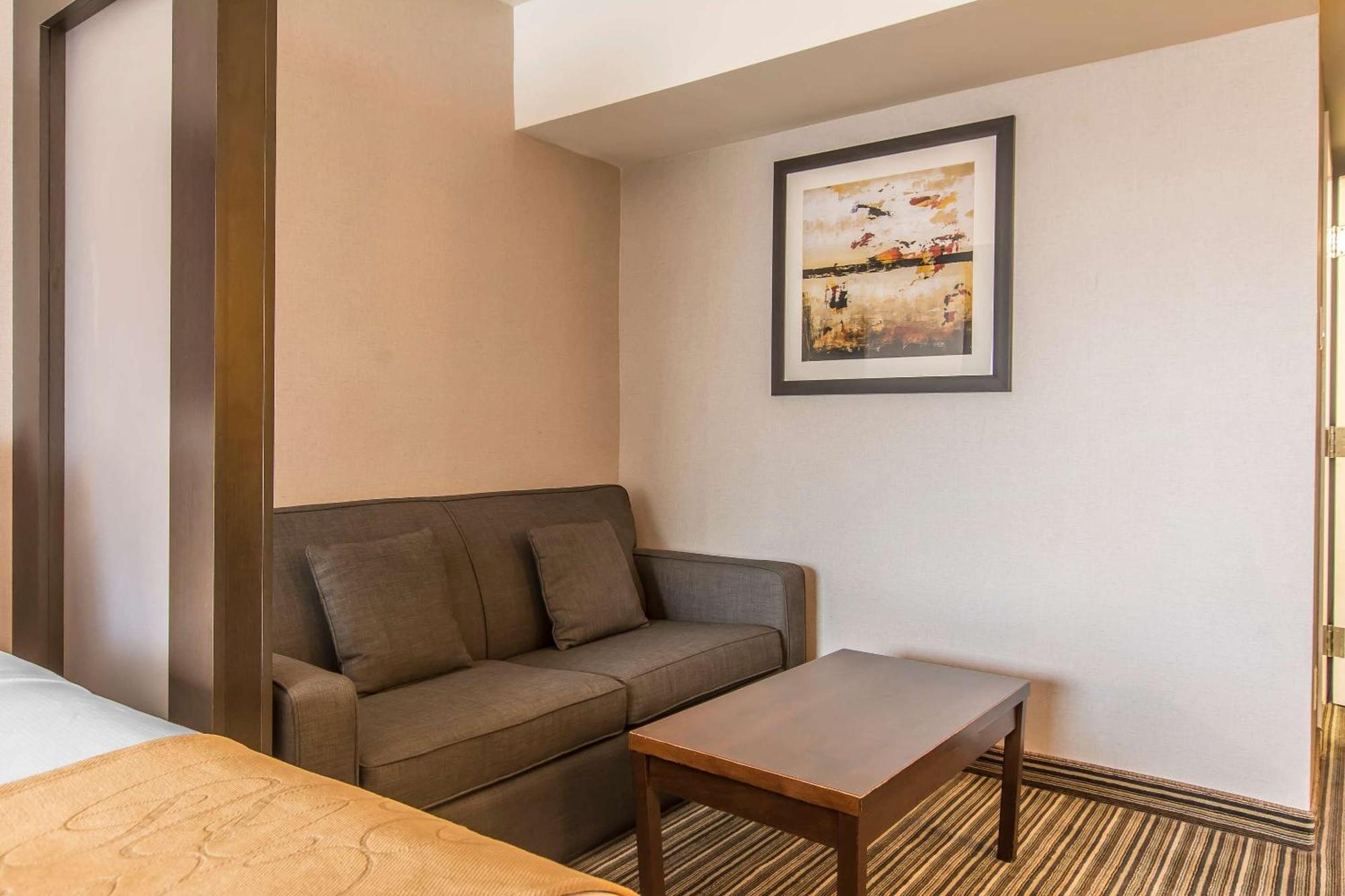 คอมฟอร์ต สวีตส์ ดาวน์ทาวน์ Hotel มอนทรีอัล ภายนอก รูปภาพ