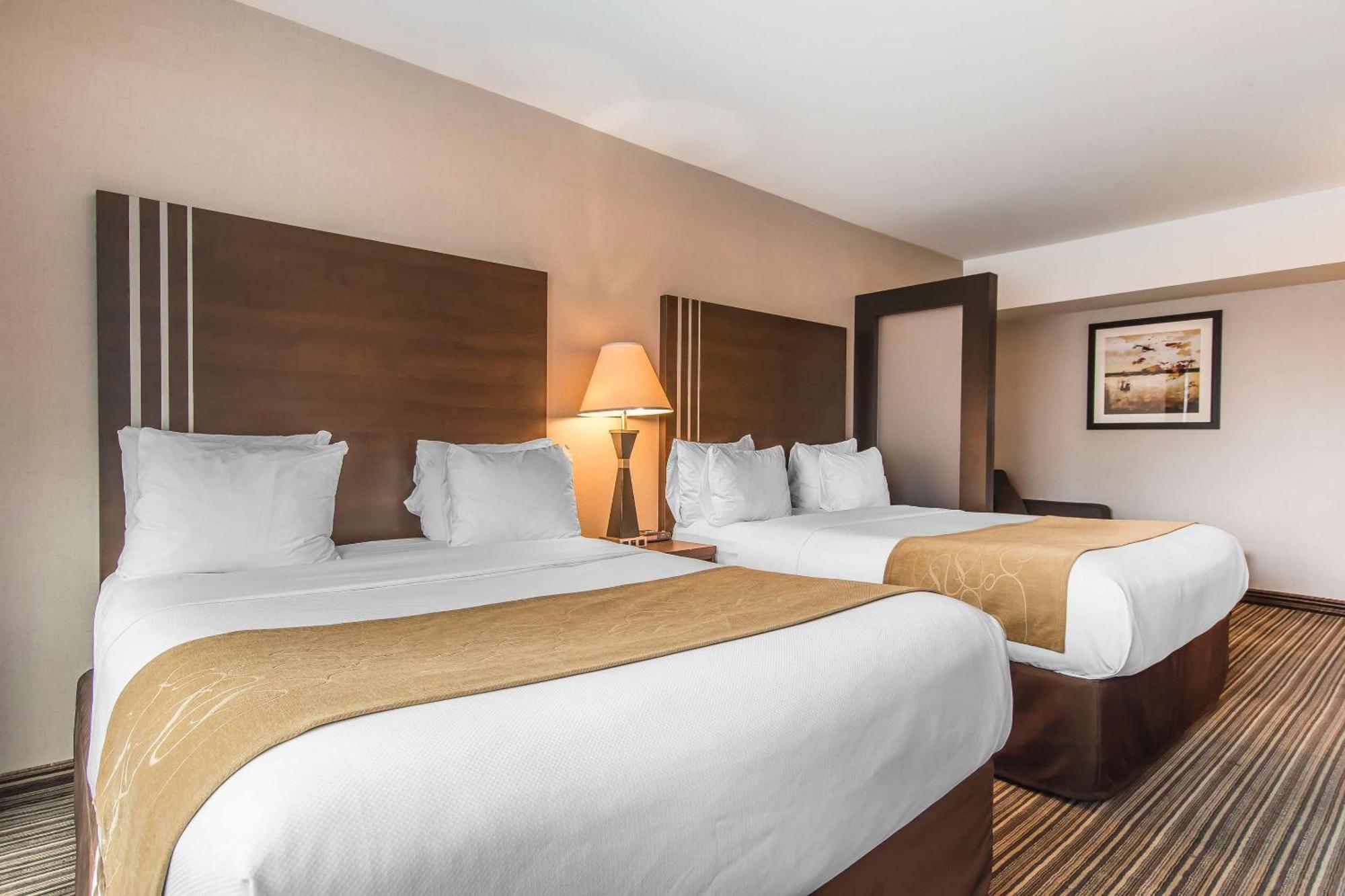 คอมฟอร์ต สวีตส์ ดาวน์ทาวน์ Hotel มอนทรีอัล ภายนอก รูปภาพ