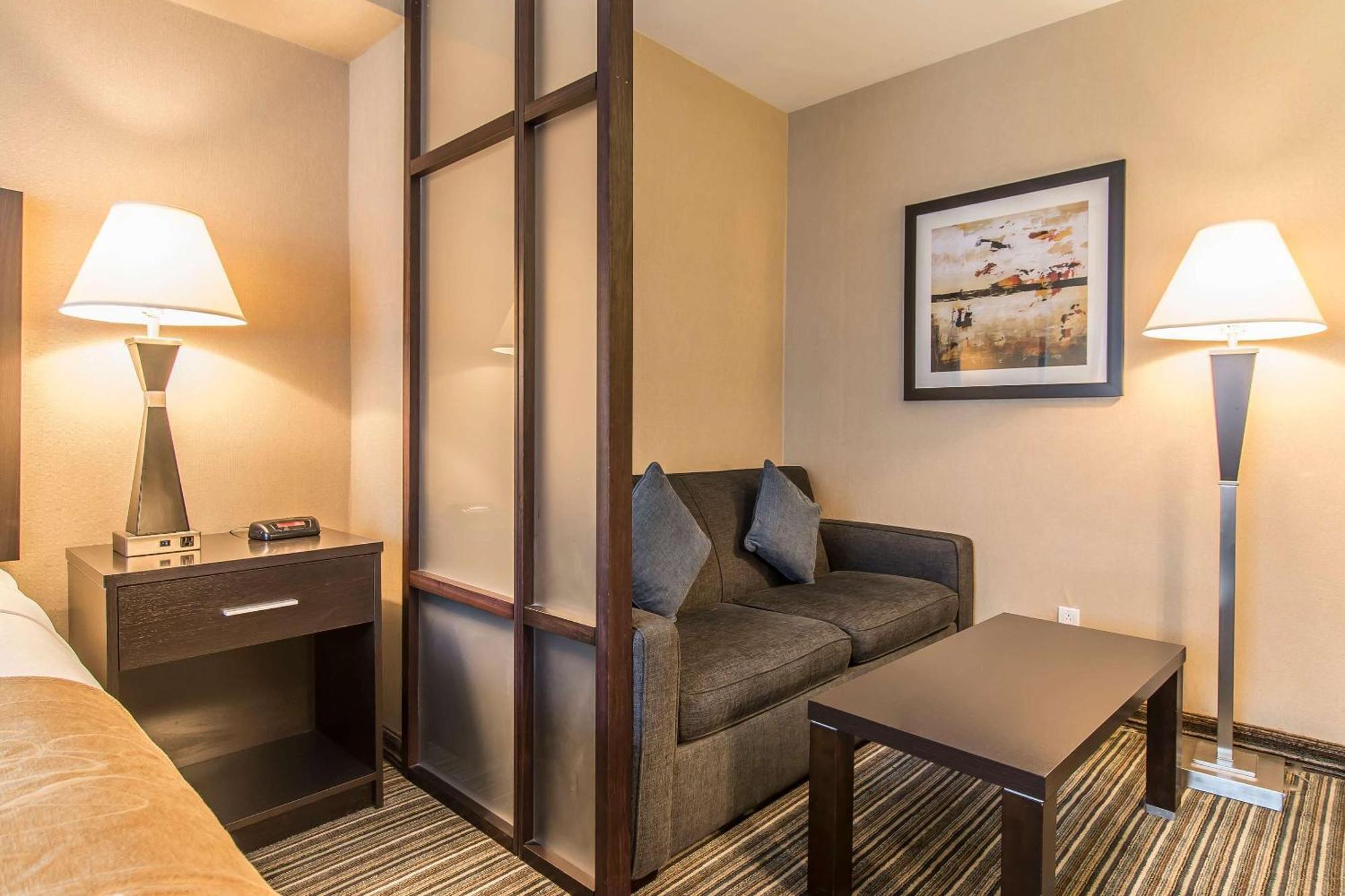 คอมฟอร์ต สวีตส์ ดาวน์ทาวน์ Hotel มอนทรีอัล ภายนอก รูปภาพ