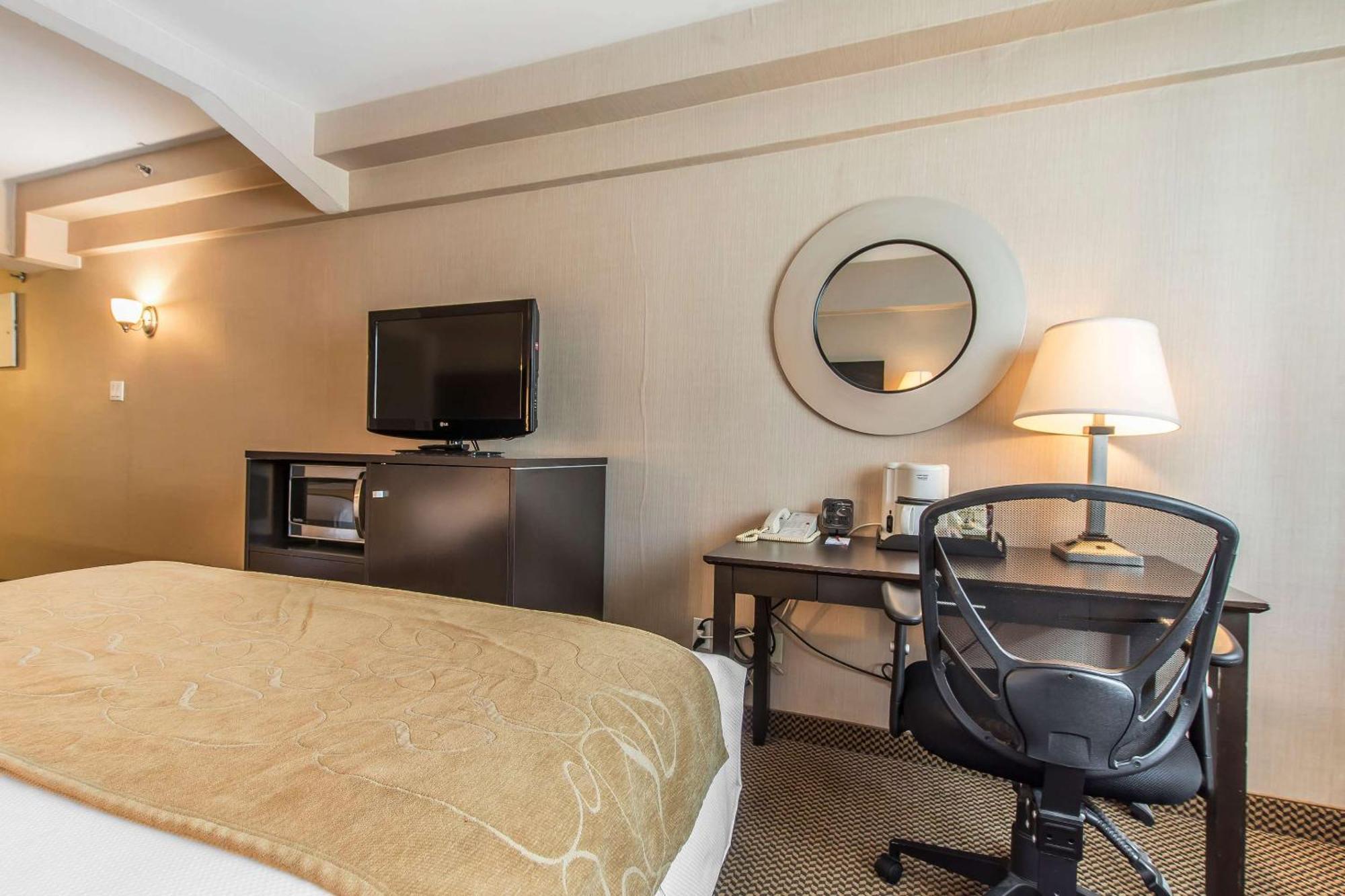คอมฟอร์ต สวีตส์ ดาวน์ทาวน์ Hotel มอนทรีอัล ภายนอก รูปภาพ