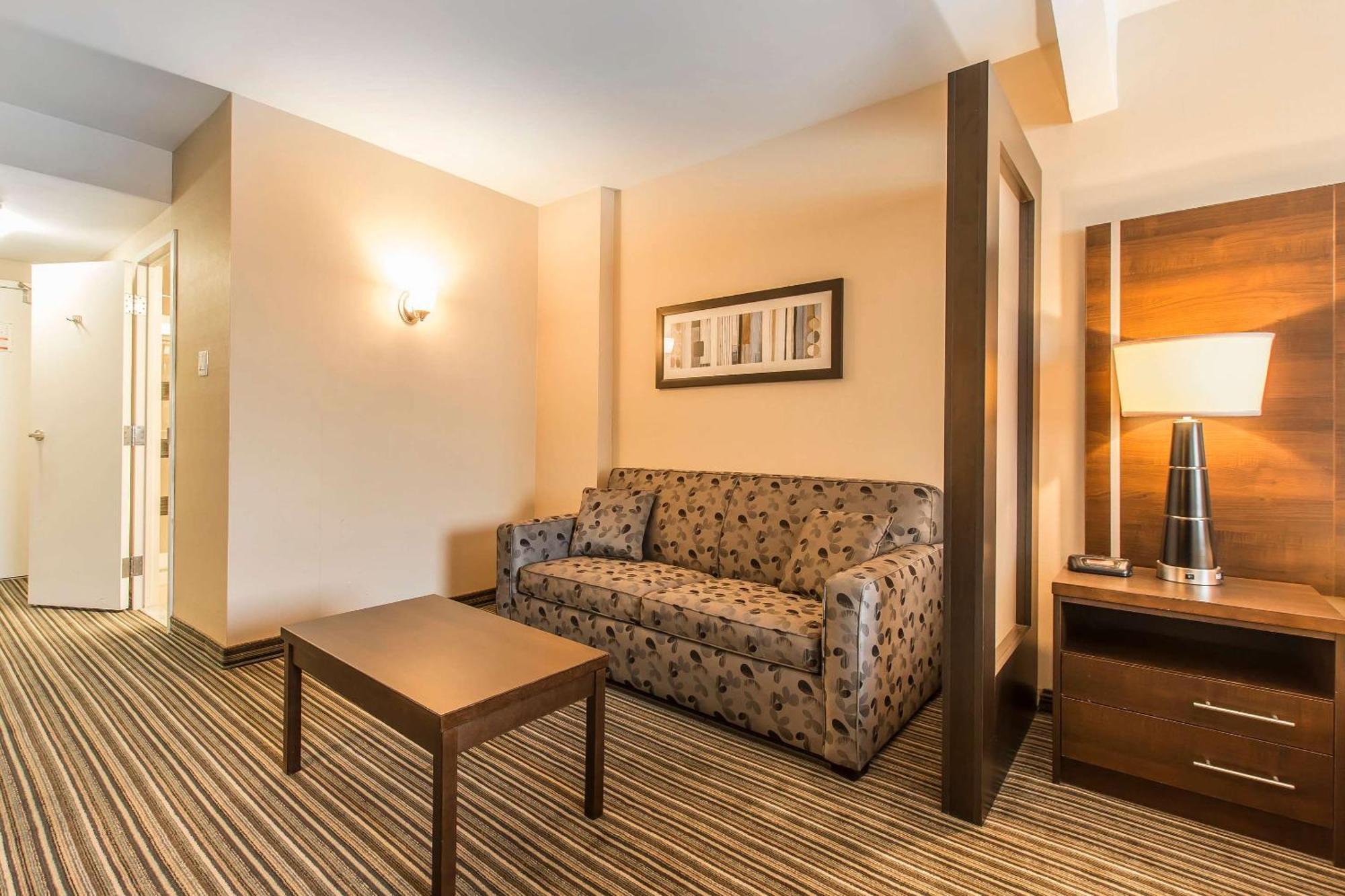 คอมฟอร์ต สวีตส์ ดาวน์ทาวน์ Hotel มอนทรีอัล ภายนอก รูปภาพ