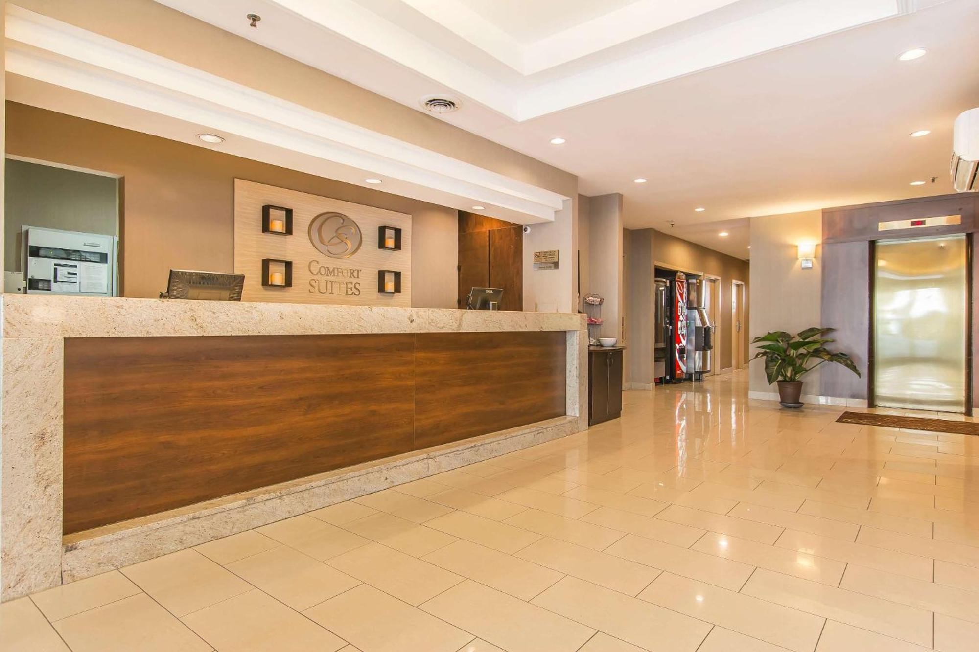คอมฟอร์ต สวีตส์ ดาวน์ทาวน์ Hotel มอนทรีอัล ภายนอก รูปภาพ