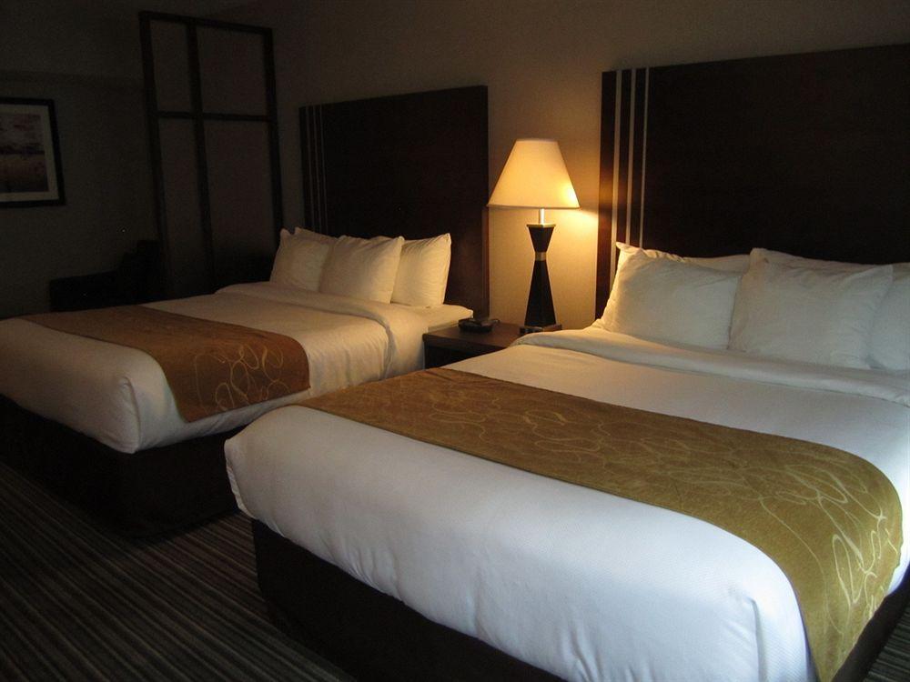 คอมฟอร์ต สวีตส์ ดาวน์ทาวน์ Hotel มอนทรีอัล ภายนอก รูปภาพ